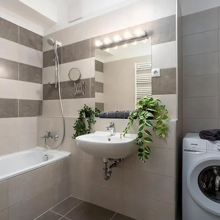 아파트 Atriumresidences With Freeparking, Ac, Balcony And Wi-fi *